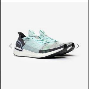 Women’s Adidas Ultra boost size 9.5 US